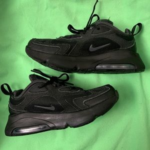 Nice kids shoes. In good condition.